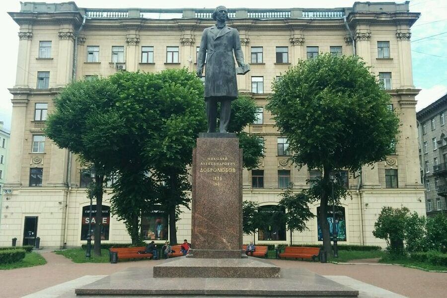 Памятник литературному критику Николаю Добролюбову на Петроградской стороне