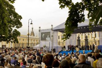 До 9 июля движение транспорта по улице от площади Искусств до Садовой будет прекращено, а на самой площади развернется большая праздничная программа с рыцарскими турнирами, свадебными танцами, шествием супружеских пар и концертом.