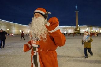 26 декабря в город приедет Дедушка Мороз из Великого Устюга. На Дворцовой площади волшебника будет ожидать невероятный флешмоб – сотни его двойников закружатся в масштабном танце под чарующие новогодние мелодии.