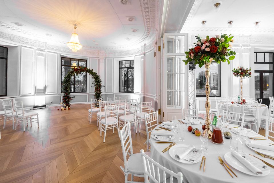 Как отметить свадебное торжество, чтобы запомнить его на всю жизнь? Питер Online предлагает 15 уникальных площадок в городе на Неве на любой вкус. Вас ждет калейдоскоп впечатлений: романтические прогулки по улицам и набережным северной столицы, музеи, где можно сделать потрясающую фотосессию, рестораны с разнообразным меню и, конечно же, шикарные отели.