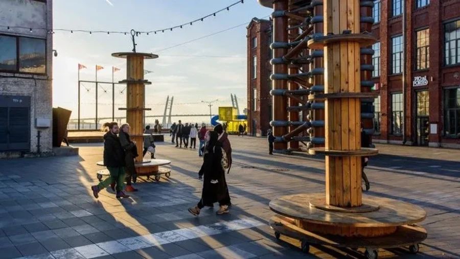 Креативное пространство Port Sevkabel с панорамным видом на Финский залив, стильными кирпичными постройками и индустриальным декором