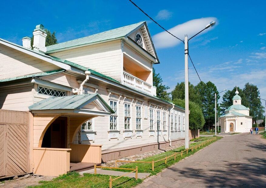 Белое двухэтажное здание усадьбы Римских-Корсаковых с колоннами