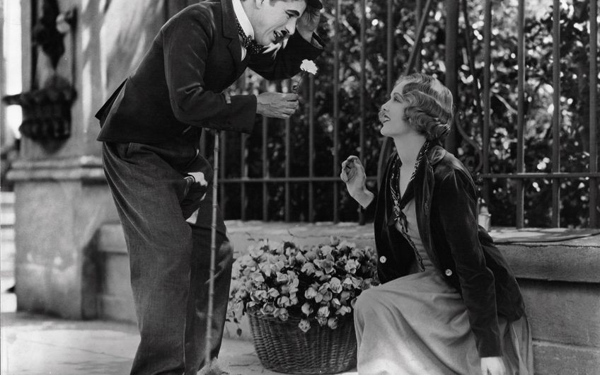 u0427u0430u0440u043bu0438 u0427u0430u043fu043bu0438u043d u0441u043du043eu0432u0430 u043du0430 u0431u043eu043bu044cu0448u043eu043c u044du043au0440u0430u043du0435 u0432 u0448u043eu0443-u043fu0440u043eu0441u0442u0440u0430u043du0441u0442u0432u0435 u00abu041bu0435u043du0438u043du0433u0440u0430u0434 u0426u0435u043du0442u0440u00bb