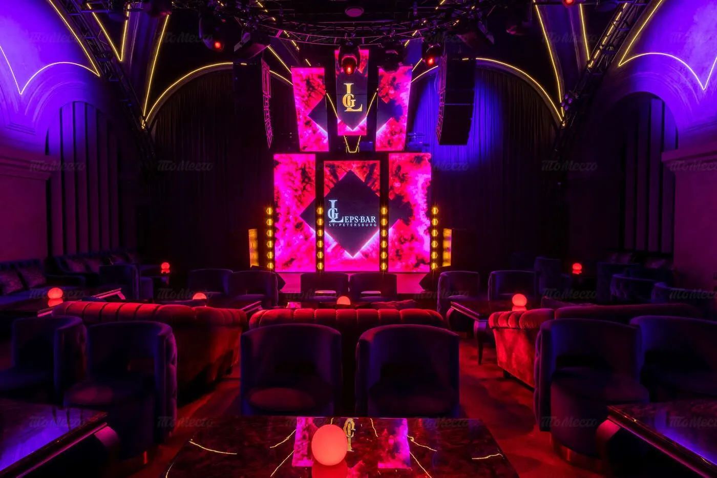 Интерьер караоке-бара Leps Bar в Санкт-Петербурге с мягкими диванами и сценой