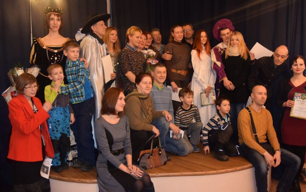 Научиться классно кататься на роликах, изучить основы журналистики и фотографии, стать настоящим мастером Кунг-фу, обучиться игре на барабанах и различным видам жонглирования, начать танцевать страстное танго, попробовать себя в актерском амплуа, получить прекрасную растяжку в Петербурге может любой желающий не потратив ни копейки.