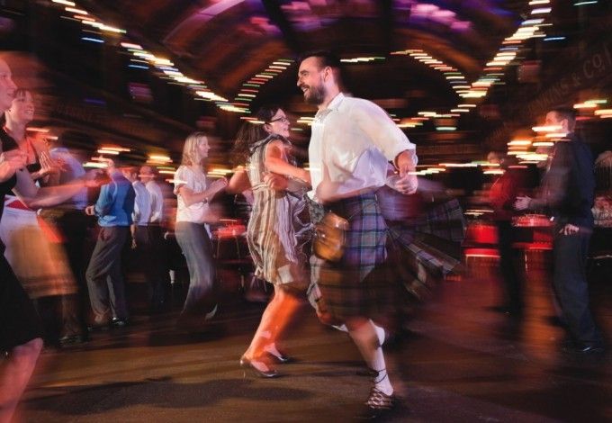 Любители шотландских танцев будут встречаться на лужайке Таврического сада раз в неделю по будням. Каждый желающий сможет попробовать станцевать, а если не хочется, то просто посидеть на травке и послушать музыку. &nbsp;И всё это — &nbsp;бесплатно.