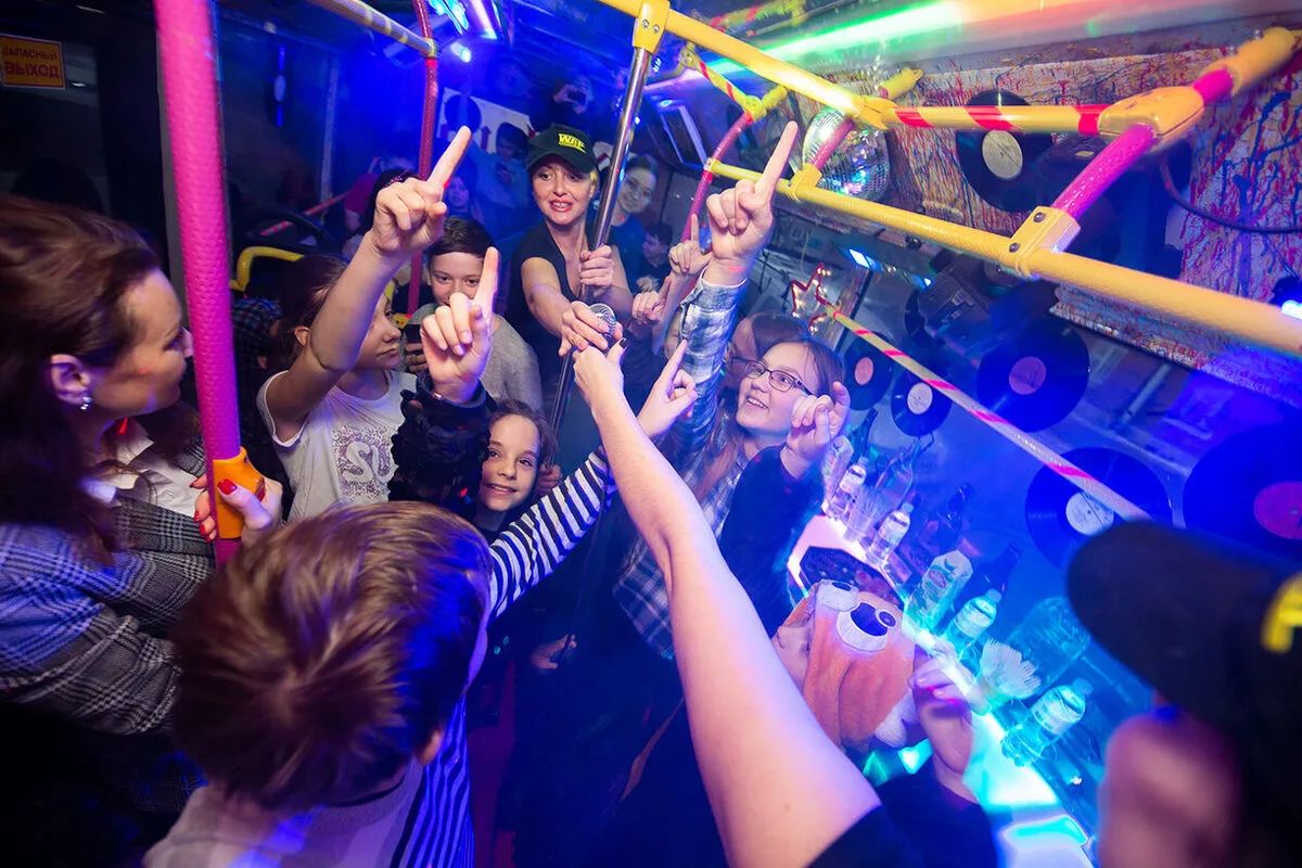 Организовать день рождения подростка — задача не из простых. Нужно угодить тинейджеру, впечатлить друзей и уложиться в бюджет. Собрали 19 проверенных мест Петербурга — от VR-арен до батутных парков.