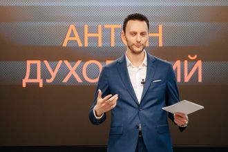 В совершенстве освоить полезную науку красноречия, стать уверенными в себе и убедительными легко, если владеть ораторским искусством. Каждый день на базе школы обучается порядка 100 человек. За это время накоплен большой опыт в публичных выступлениях, которым Антон делится на своих занятиях в школе Oratoris.