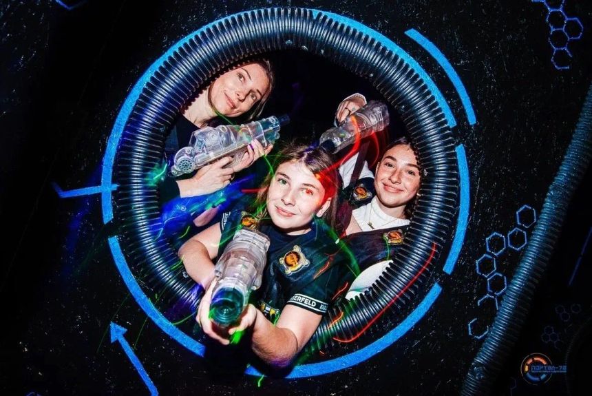 Превратиться в космического десантника или городского снайпера? В Петербурге работает 15+ лазертаг-арен с ценами от 300₽. Собрали все адреса, актуальные тарифы и особенности каждого клуба — от семейных центров до тактических полигонов.