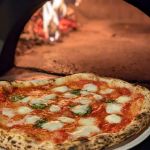 Caffe Italia на Бакунина — одна из самых стабильных тратторий города: рейтинг 4.6 на базе 1568 оценок в 2GIS говорит о проверенном временем качестве. Средний чек 1600 рублей делает её одним из самых доступных заведений подборки. Кухня работает до двух часов ночи, что редкость для итальянских ресторанов Петербурга.