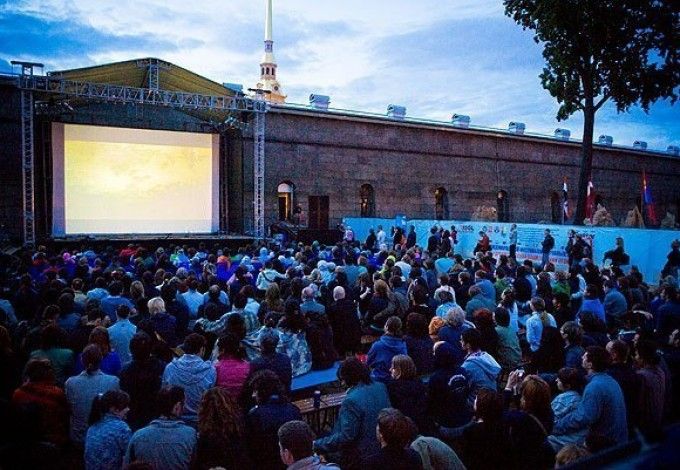 u0412 u041fu0435u0442u0440u043eu043fu0430u0432u043bu043eu0432u0441u043au043eu0439 u043au0440u0435u043fu043eu0441u0442u0438 u043fu043eu044fu0432u0438u0442u0441u044f u0431u0435u0441u043fu043bu0430u0442u043du044bu0439 u043au0438u043du043eu0442u0435u0430u0442u0440 u043fu043eu0434 u043eu0442u043au0440u044bu0442u044bu043c u043du0435u0431u043eu043c