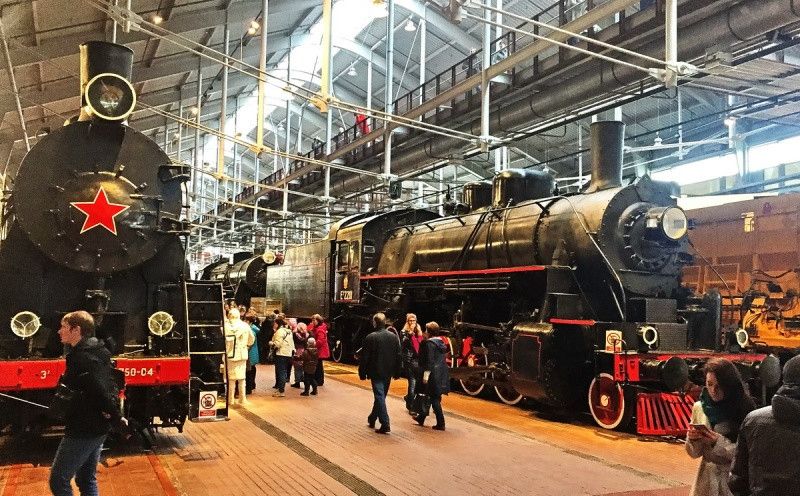 Исторические паровозы и современные поезда в экспозиции Музея железных дорог России