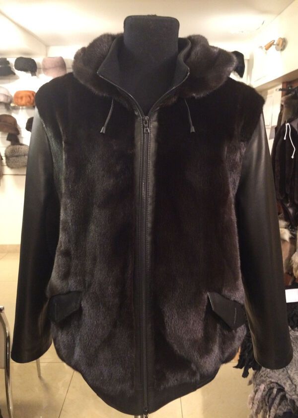 Мастерская Revzon с образцами кожаных изделий и профессиональным оборудованием для работы с кожей