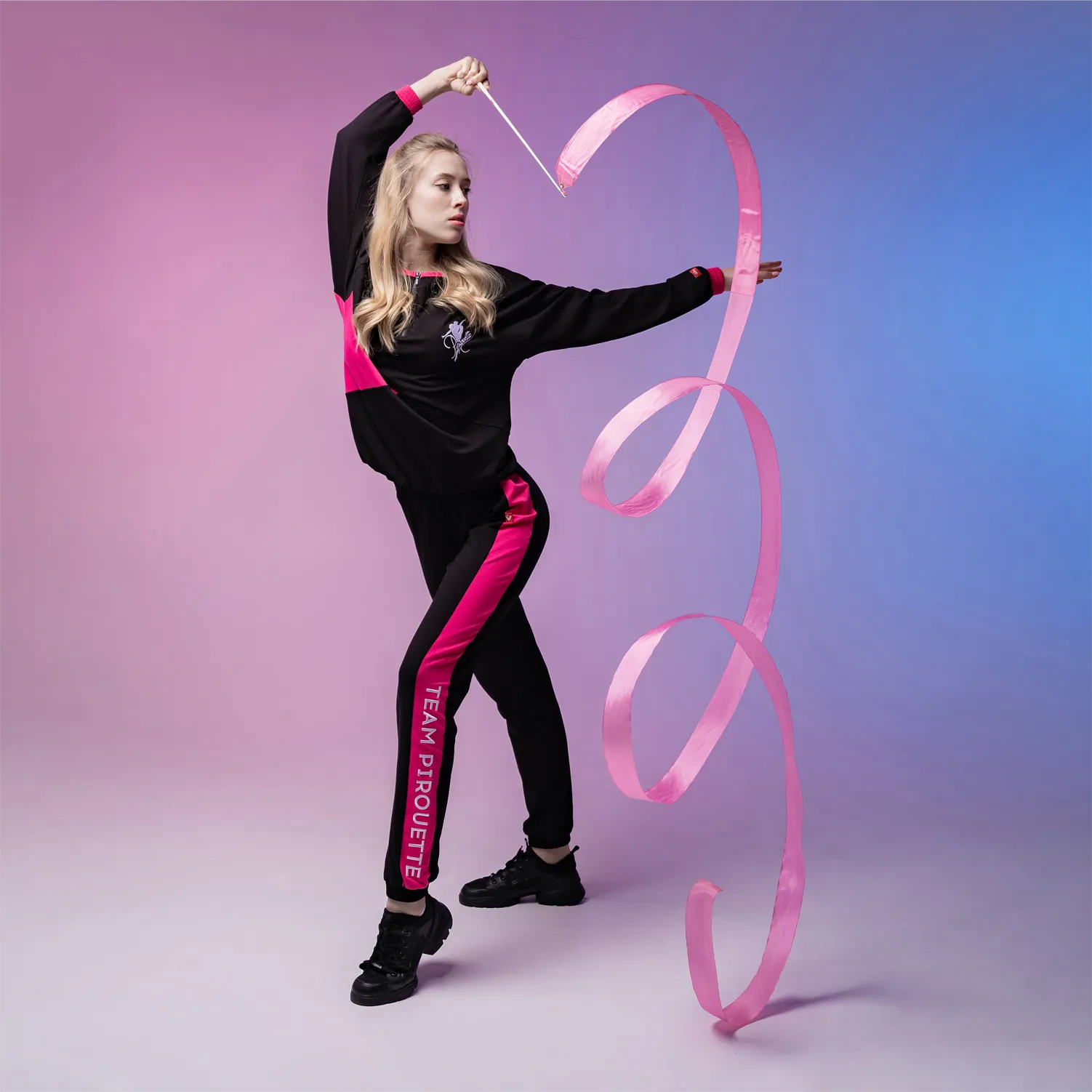 Гимнастка клуба Pirouette выполняет упражнение с лентой