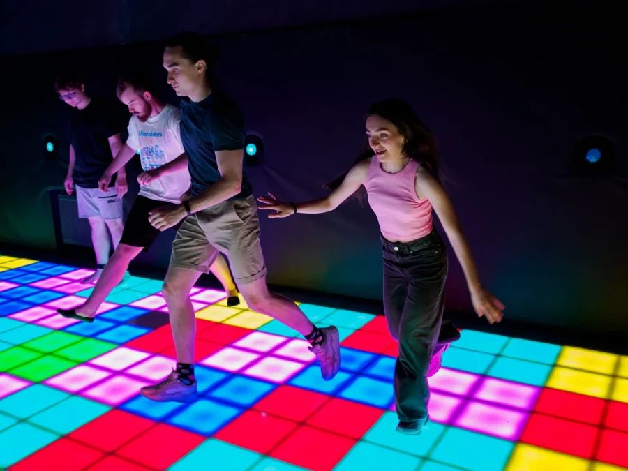 Места для празднования дня рождения в Санкт-Петербурге: интересные идеи, уютные локации и варианты для любой компании.