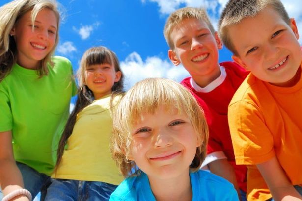 Сегодня, в первый день лета, в Санкт-Петербурге и по всей России отмечается Международный день защиты детей. Он был учреждён в 1949 году и празднуется более чем в 50 странах мира. В этот ответственный день идёт работа над созданием лучших условий для жизни и развития малышей. В 2020-м году в городе не будет традиционных массовых фестивалей и уличных празднований, но некоторые мероприятия всё же состоятся в онлайн-формате.