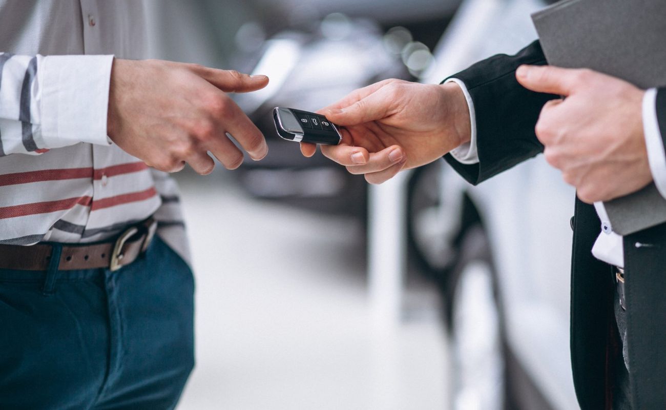 Интернет стал неотъемлемой частью нашей повседневной жизни. Мы пользуемся им для покупки товаров, общения со своими близкими, получения информации, а также выполнения множества других задач. Онлайн-сервисы и приложения позволяют нам упростить и ускорить многие процессы, включая снятие машины с учета.