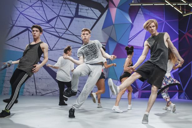 Акция «Танцевальная гонка» пройдет 25 августа на Малой Садовой у фонтана «Вращающийся шар» с 13.00 до 21.00. На протяжении восьми часов горожане смогут показать свои умения на площадке, которая будет повторять сцену шоу «ТАНЦЫ».&nbsp;