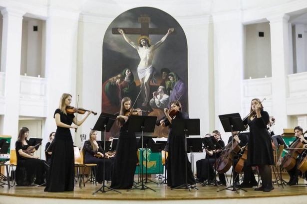 u0412 u041fu0435u0442u0440u0438u043au0438u0440u0445u0435 u0438u0441u043fu043eu043bu043du044fu0442 u0430u0440u0438u0438 u0438u0437 u043eu043fu0435u0440 u0412u0438u0432u0430u043bu044cu0434u0438