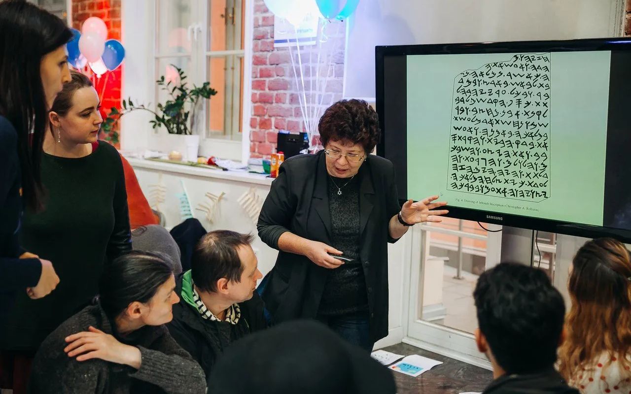 В Салоне Льва Толстого на Васильевском острове 30 мая начнётся бесплатный курс новогреческого языка. Преподаватель — Ольга Николаенкова, доцент кафедры общего языкознания имени Л.А. Вербицкой СПбГУ.