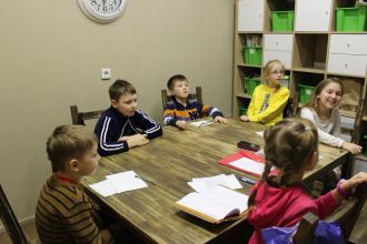 Метод Васильевой у канала Грибоедова, каллиграфия в IQ007, индивидуальные курсы Schoolford и малые группы Ave Lingva — от 4 лет.