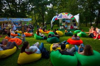 Большой летний фестиваль «О, да! Еда!» пройдет на Крестовском острове 29-30 июля. Приморский парк Победы на выходные станет главным городским пикником. Фестиваль подарит гостям разнообразные кухни, уникальные ресторанные блюда, гастро-стартапы и ставший уже популярным – качественно новый стритфуд. В этом году тема фестиваля – «Улица».