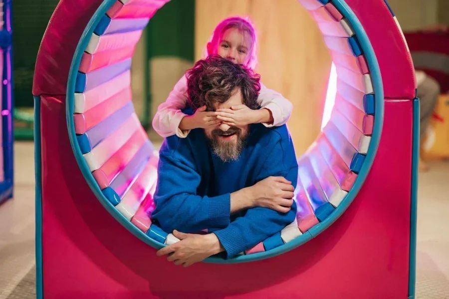 Парки аттракционов, интерактивные музеи, игровые центры, детские театры, кафе с анимацией, батутные парки и контактные зоопарки – куда сходить с ребенком в Петербурге? В подборке 114 мест для семейного отдыха.