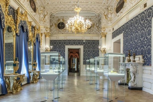 u041bu0435u043au0446u0438u0438 u0432 u041cu0443u0437u0435u0435 u0424u0430u0431u0435u0440u0436u0435 u00abu0418u043cu043fu0435u0440u0430u0442u043eu0440u044b u0420u043eu0441u0441u0438u0438 u0438 u0438u0445 u043eu043au0440u0443u0436u0435u043du0438u0435. u041eu0442 u041du0438u043au043eu043bu0430u044f I u0434u043e u041du0438u043au043eu043bu0430u044f IIu00bb