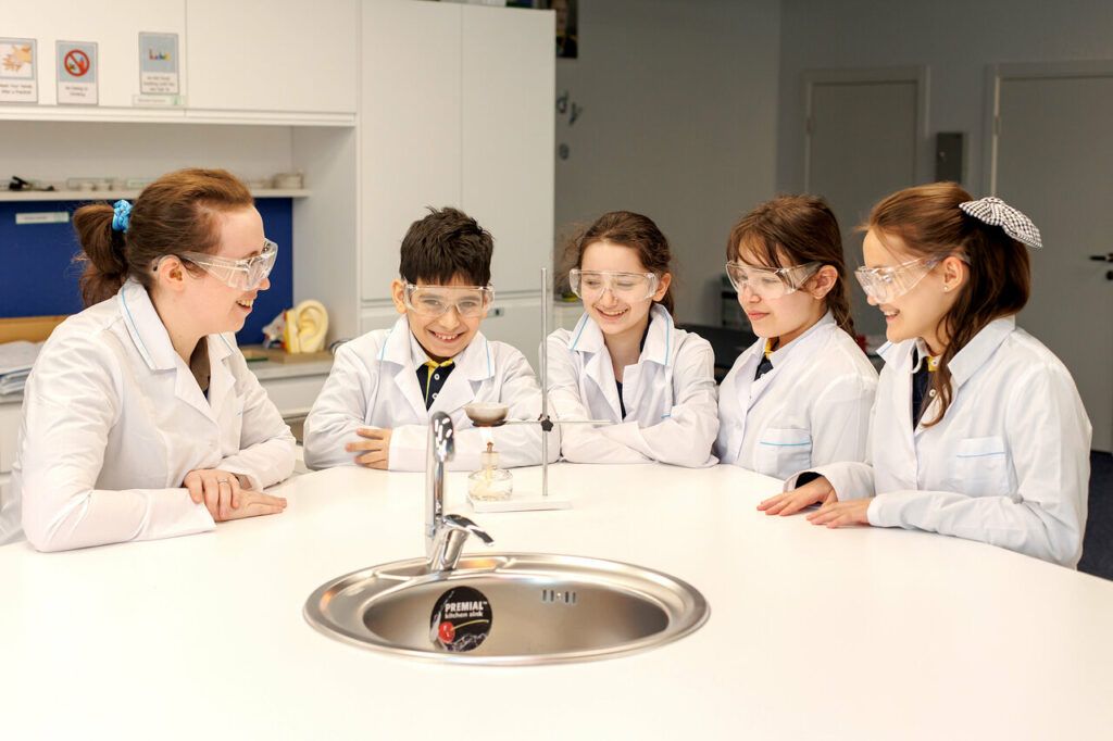 Подготовиться к кембриджским тестам и поступить в Гарвард, расширить свои знания в физике или развить свои навыки и стать экспертами в определенной области. В настоящее время существует множество школ, которые предлагают ученикам углубленное изучение различных предметов. Питер Online собрал список таких школ Петербурга, где работаю профессиональные педагоги, обладающие большим опытом, современные авторские программы и интересные внеклассные занятия.