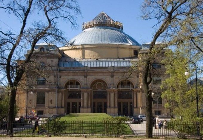 u0412 u041fu0435u0442u0435u0440u0431u0443u0440u0433u0435 u0440u0435u043au043eu043du0441u0442u0440u0443u0438u0440u0443u044eu0442 u0437u0434u0430u043du0438u0435 u041cu044eu0437u0438u043a-u0445u043eu043bu043bu0430 u0432 u0410u043bu0435u043au0441u0430u043du0434u0440u043eu0432u0441u043au043eu043c u043fu0430u0440u043au0435