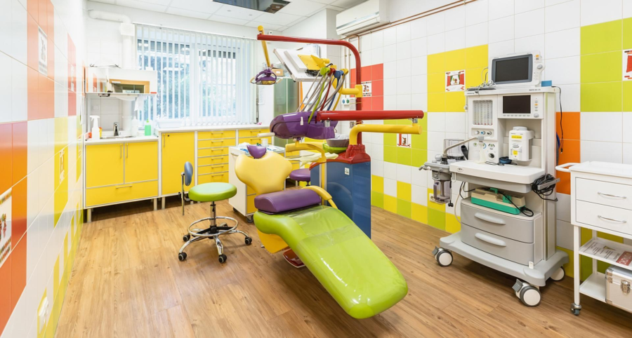 Современный интерьер клиники Диадент с оборудованием последнего поколения и детской зоной ожидания