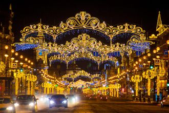 Каток среди леса, рождественские концерты в особняке, сверкающие ярмарки с запахом корицы и глинтвейна, атмосферные кафешки и умопомрачительные декорации улиц — вот они, атрибуты новогоднего Петербурга. Вы без напряга организуете себе насыщенную программу на праздники. Читайте статью Питер Online и сохраняйте 30 классных идей, куда пойти и на что посмотреть в зимние каникулы.