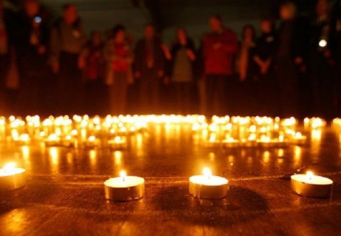 u0412 u043fu0430u043cu044fu0442u044c u043e u0431u043bu043eu043au0430u0434u0435 u043fu0435u0442u0435u0440u0431u0443u0440u0436u0446u044b u0437u0430u0436u0433u0443u0442 u0441u043eu0442u043du0438 u0441u0432u0435u0447u0435u0439 u0443 u0410u043du0438u0447u043au043eu0432u0430 u0434u0432u043eu0440u0446u0430