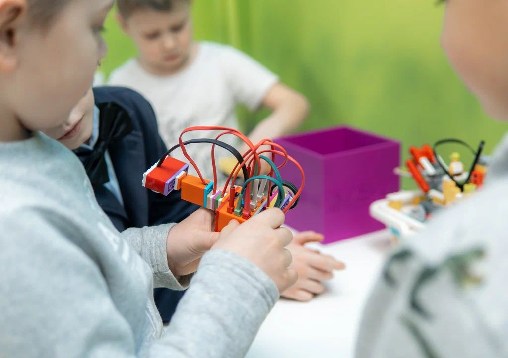 Дети на курсе 3D-моделирования в школе робототехники GoRobo в Санкт-Петербурге