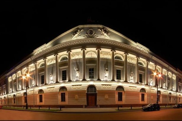 30 ноября у петербуржцев появится уникальный шанс посетить закрытые и тайные залы главной библиотеки города в рамках ежемесячных обзорных экскурсий. Горожане смогут погулять по вечерней библиотеке, увидеть недоступные для посещения залы и насладиться их потрясающей атмосферой.