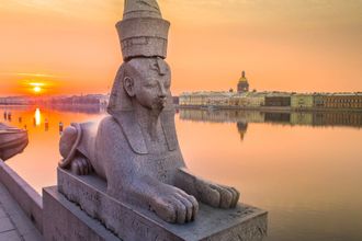 Петербург наполнен местами, где можно загадать желание. Прогуливаясь по центральным улицам города можно потереть нос, хвост или гриву, поплевать через правое и через левое плече, походить по кругу и покружиться вокруг своей оси. И все это ради исполнения заветного желания.