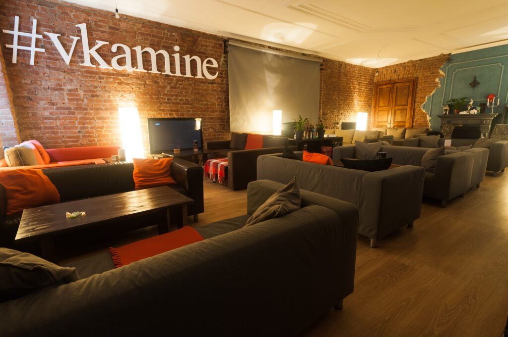 Исследуйте мир «Манчкина», «Уно», «Каркассона», «Диксита» и других захватывающих игр, посетив уютные кафе и игровые лофты в Петербурге. Выбирайте из списка лучших антикафе, где можно сыграть в «Мафию», сразиться в PlayStation, насладиться ароматным чаем по литрам и насладиться изысканными лакомствами. Полная информация о тарифах, адресах и режиме работы – в нашей подборке мест, где поиграть в настолки.