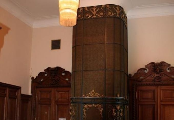 Лифтовая шахта с резными дубовыми дверями в Мало-Михайловском дворце