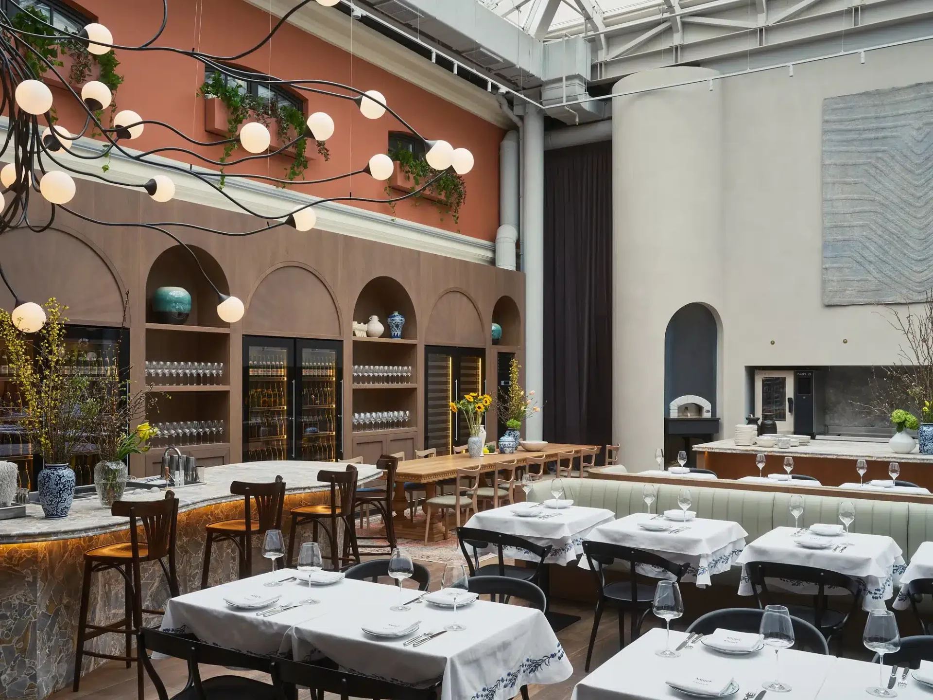 Ресторан Joli Grand Bistrot на Восстания в Санкт-Петербурге — зал в атриуме особняка