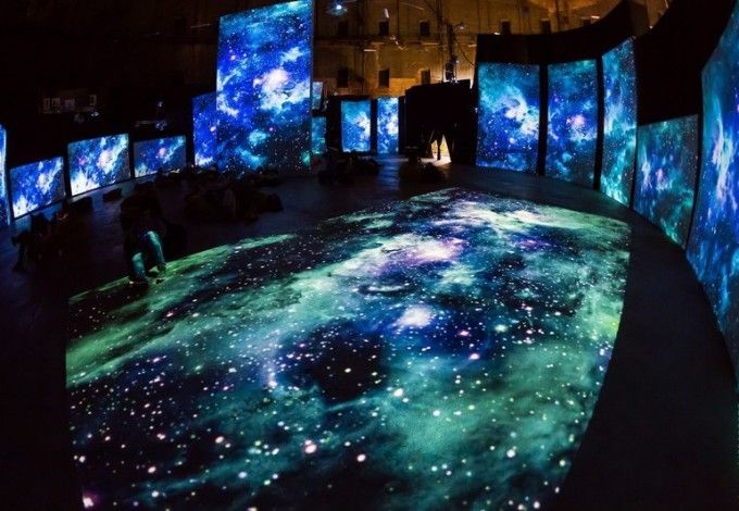 23 сентября в «Люмьер-холле» снова наступят киноночи — гостям представят кино с невероятно талантливым Райаном Гослингом. В зале, в котором будет проходить показ, обычно демонстрируются мультимедийные выставки — масштаб здания и экранов поразят ваше воображение. Даже знакомые картины в таком месте откроются вам с другой стороны, еще и на уютных пуфах.