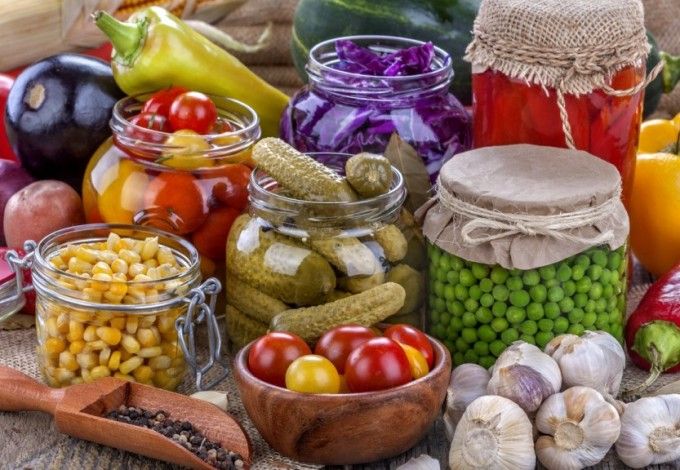 Банки с солеными огурцами, грибами, малиновым вареньем, букеты цветов из собственного сада, вязаные свитера и варежки — в городе устроят ярмарку, на которой питерские бабушки и дедушки выставят свои изделия.