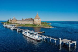 Сама крепость пока не работает, но желающим можно покататься на кораблике, любуясь видами Шлиссельбурга, его соборами, шлюзами и другими достопримечательностями.