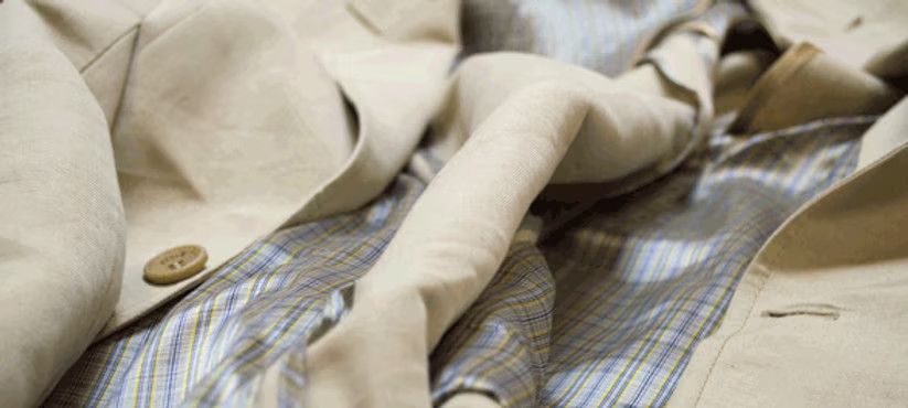 Современный интерьер ателье TL-Dressmaker в Мурино с образцами одежды и тканей