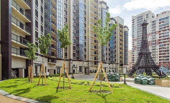 Обойти в несколько шагов стеклянную пирамиду Лувра, прикоснуться к Эйфелевой башне размеров с пятиэтажный дом, посидеть под Триумфальной аркой из стекла и стали с площади Шарля де Голля — в одном из дворов Петербурга недавно вырос маленький Париж.