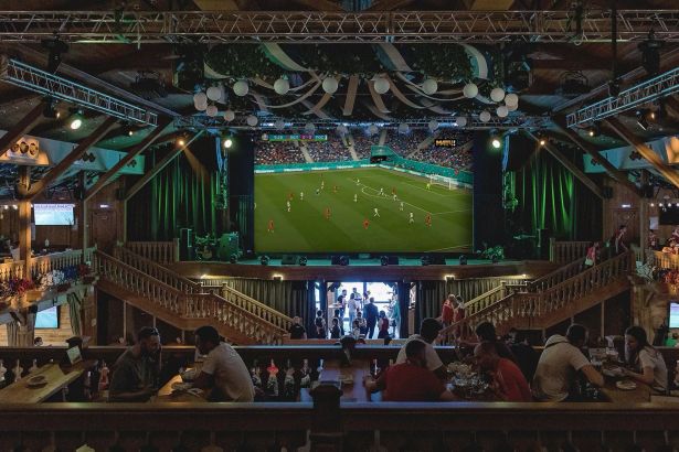 Спортбары Петербурга готовятся к главным играм сезона. 15 проверенных мест от 1000₽: гигантские фан-зоны с ревом на 1000 человек, камерные пабы для фанатов "Ливерпуля", локальные чемпионы спальных районов с 17 экранами.