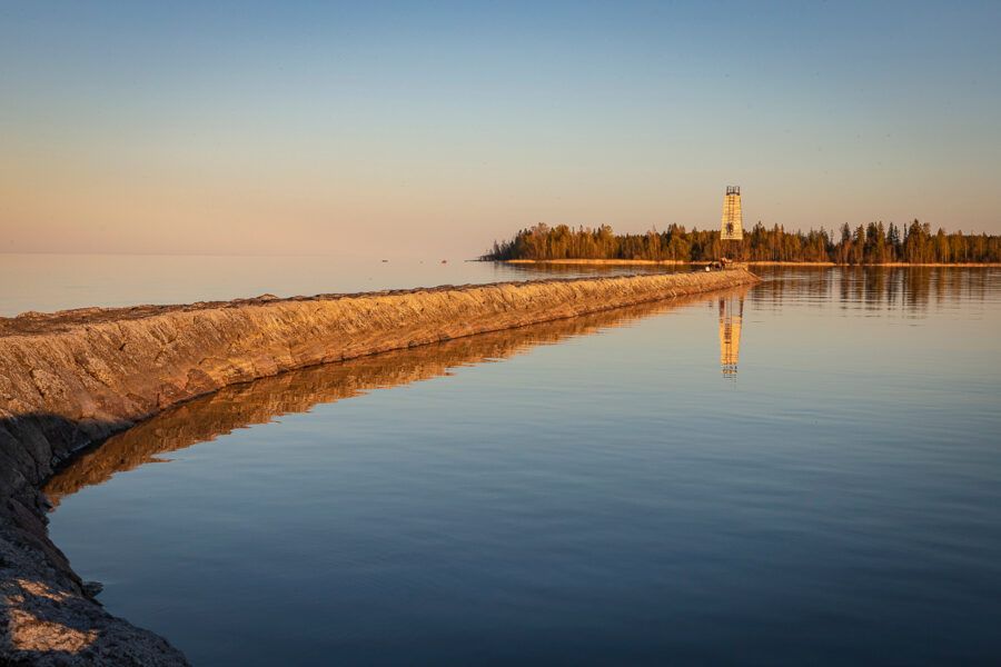 Маяк Сайнасаари и финский мол в бухте Далёкая на Ладожском озере
