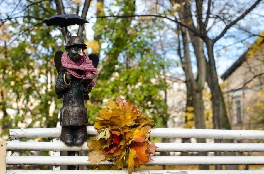 Скульптура Петербургского ангела в Измайловском саду, сидящего на скамейке