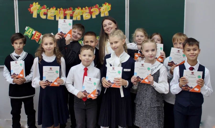 Например, в школе Priviata внимание уделяется игровым подходам и развитию критического мышления и креативности. Лицей «Паскаль» и школа «Аксон» подчеркивают важность индивидуального подхода и всестороннего развития учеников. В школе «Деловая волна» сочетаются российские и британские образовательные стандарты, а «Тет-А-Тет» привлекает сильным акцентом на творчество и искусства, в то время как «Артхелло Атлас» привлекает полным учебным днем до 19:00 и собственным бассейном. Эти и другие частные школы Петербурга обеспечивают высокий уровень обучения и подготовку к современной жизни.