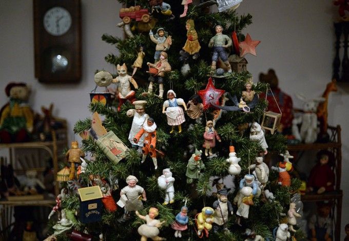 В Санкт-Петербурге открылся музей "Старый Новый год", посвященный теме празднования Нового года в советское время. Место для нового музея- в Апраксином дворе – выбрали не случайно. Именно здесь когда-то находилась фабрика по производству новогодних игрушек.