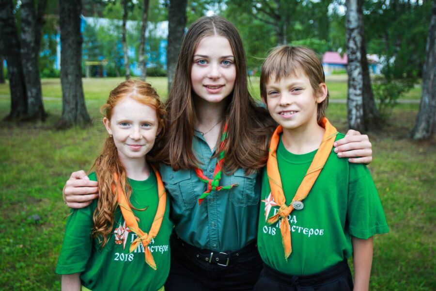 Подростки в походе учатся навыкам выживания и ориентирования в лагере Следопыт